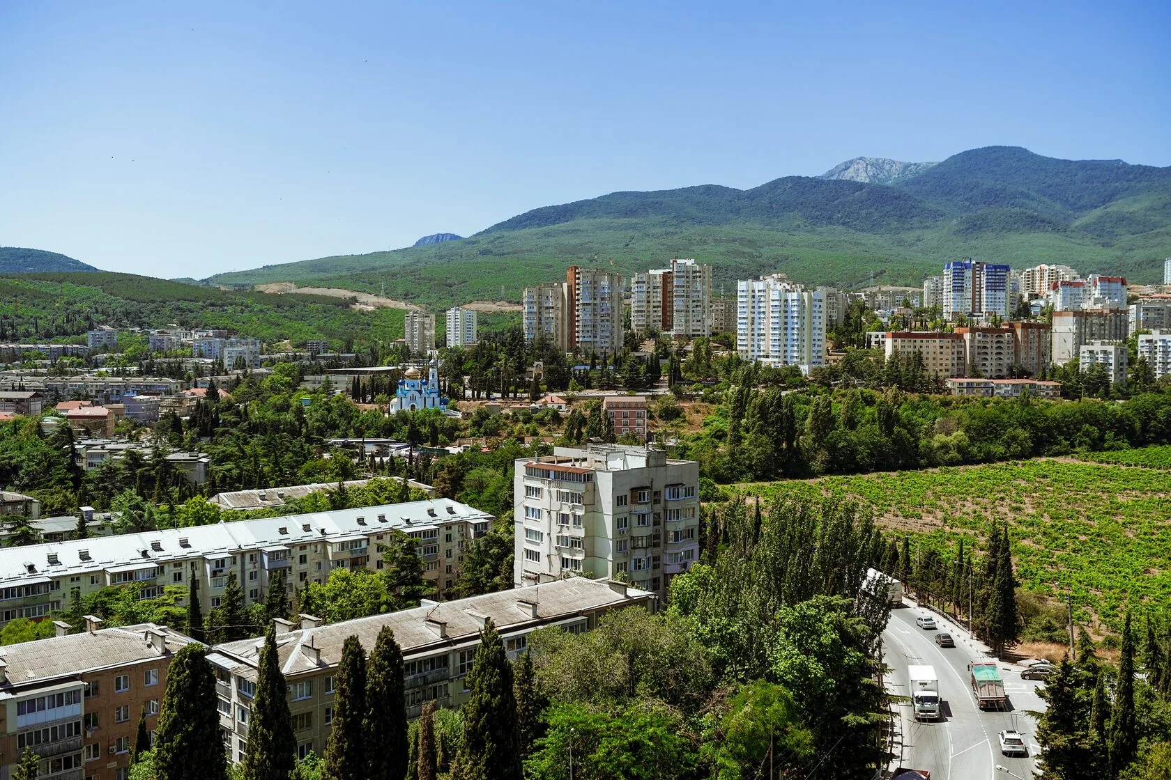 Окружение ЖК Континент и горный рельеф Алушты